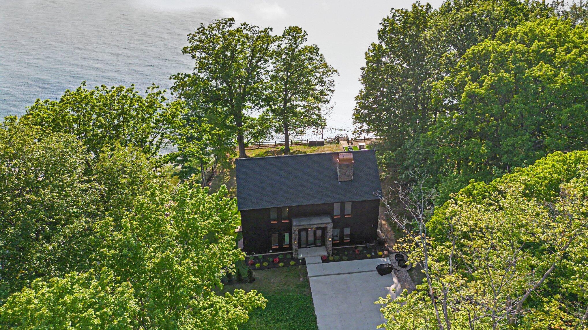 2578 Lakeshore Drive