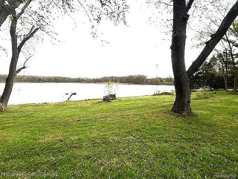 1625 HIGHLAND PARK Drive Highland Charter Township MI 48356