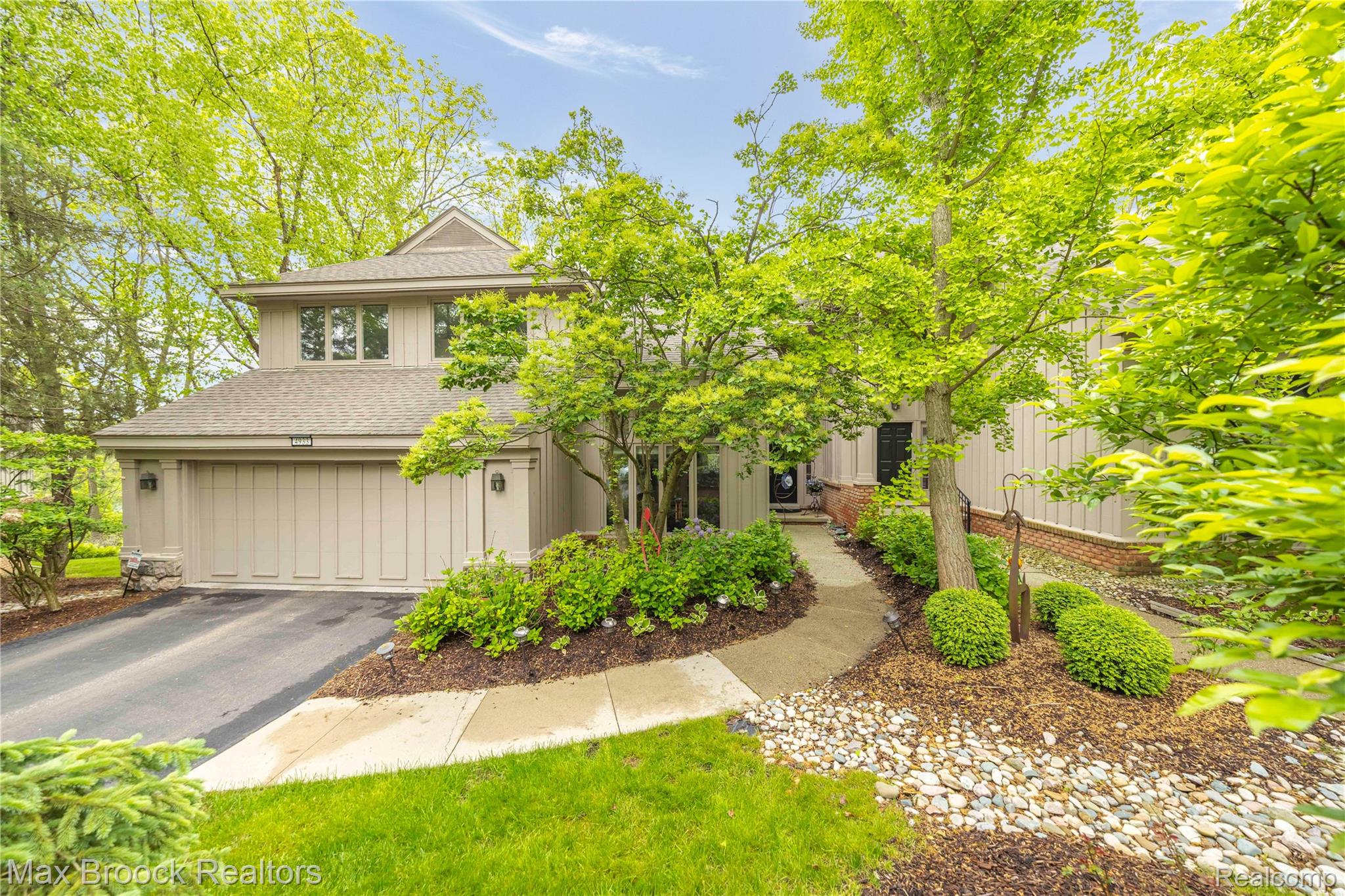 4933 Woodcliff Hill Road N