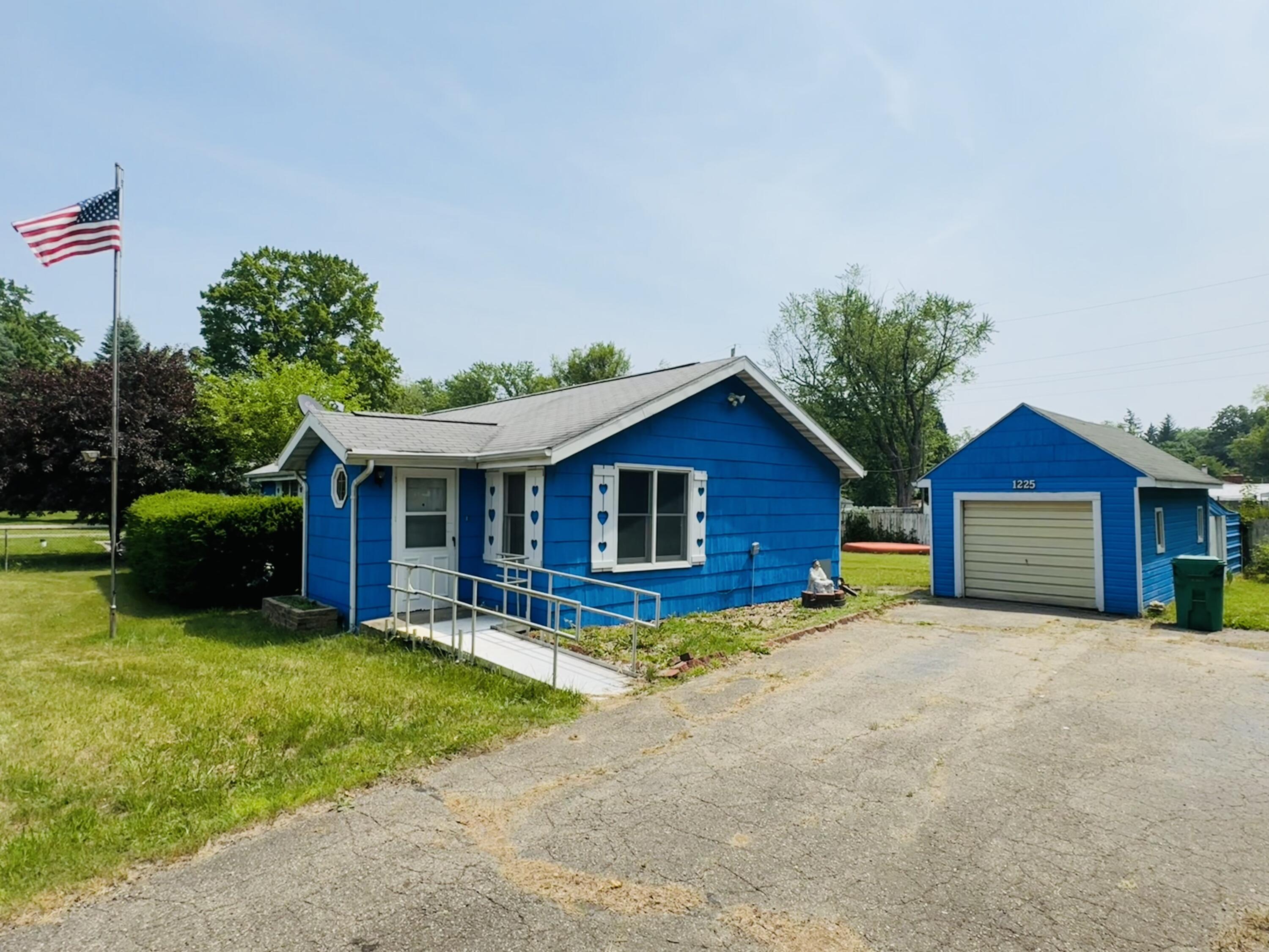 1225 Huntly Road