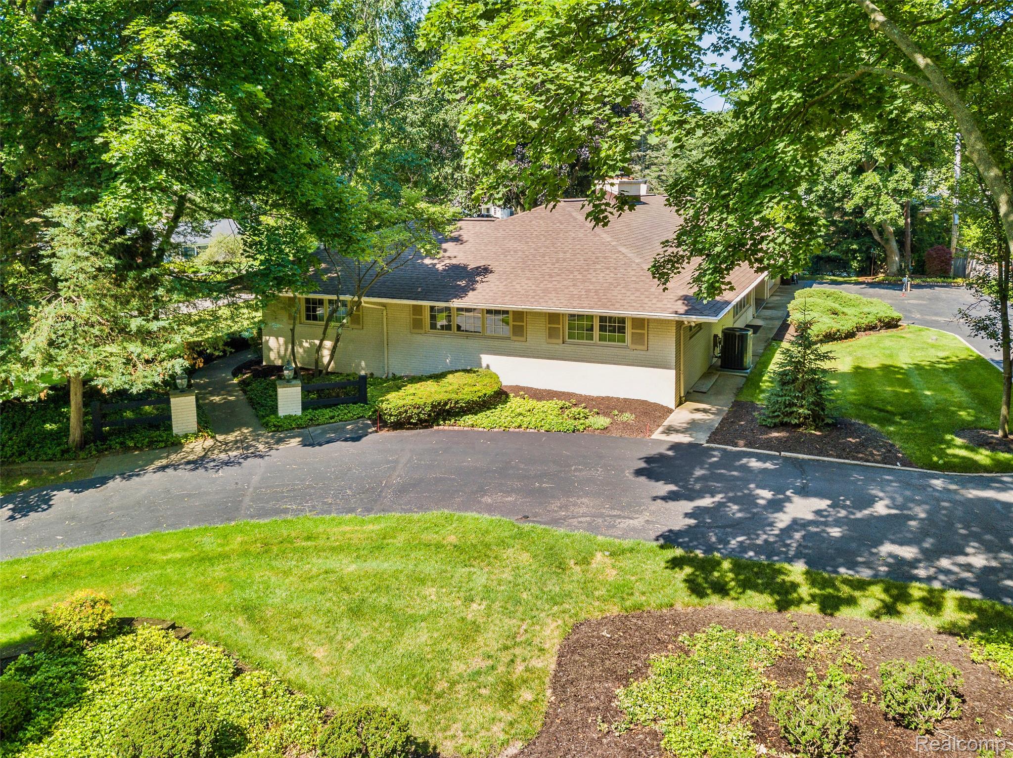 3821 Lakecrest Drive Drive