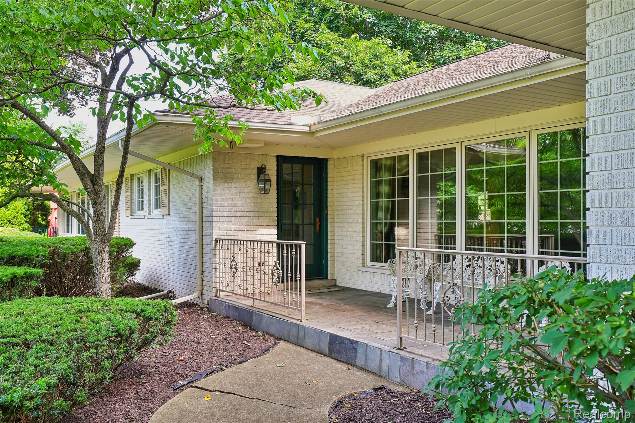 3821 Lakecrest Drive Drive