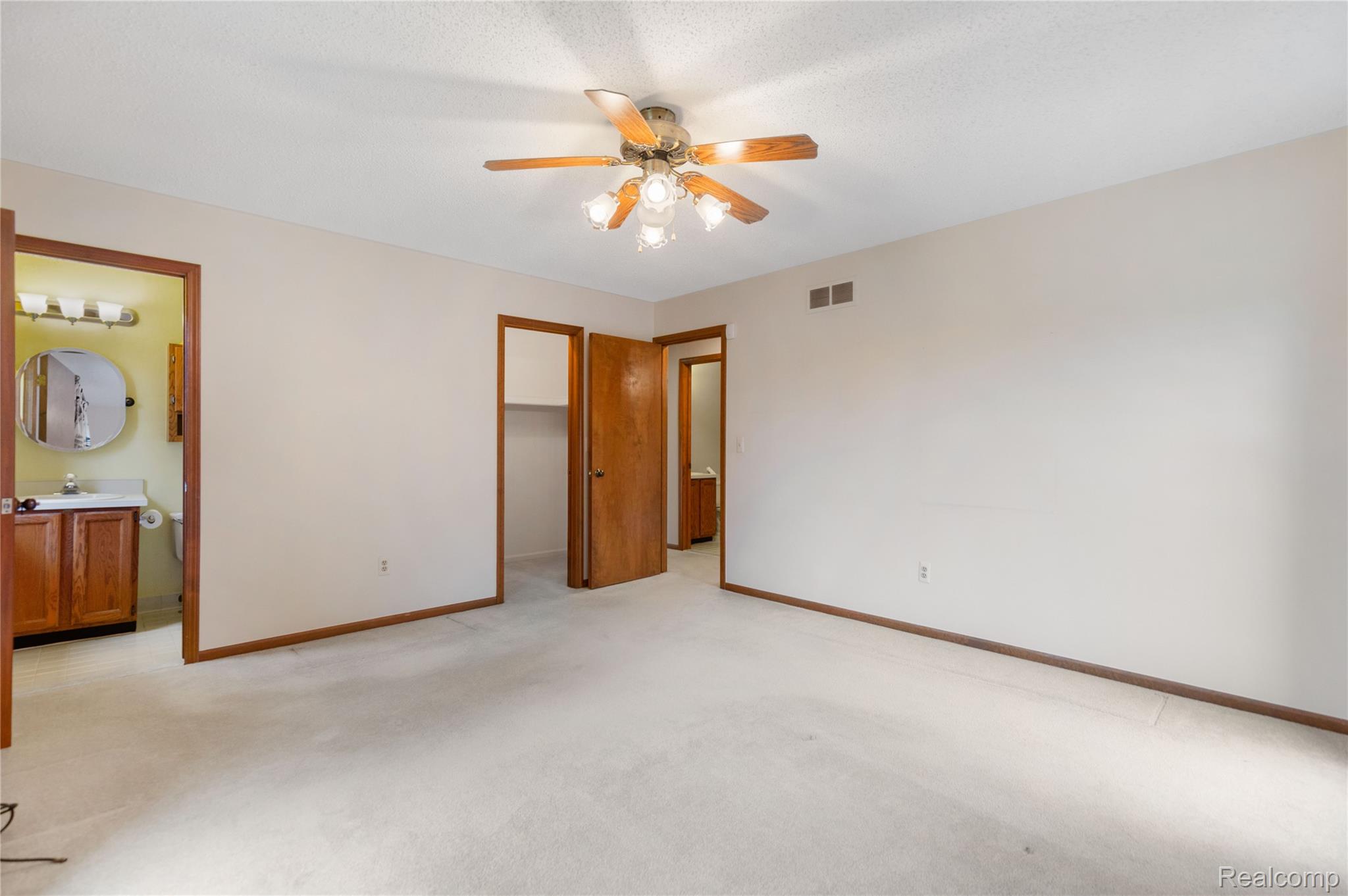 Shelby Charter Township, Michigan 48315, United States, 2 Bedrooms Bedrooms, ,2 BathroomsBathrooms,Residential,Pending,157912