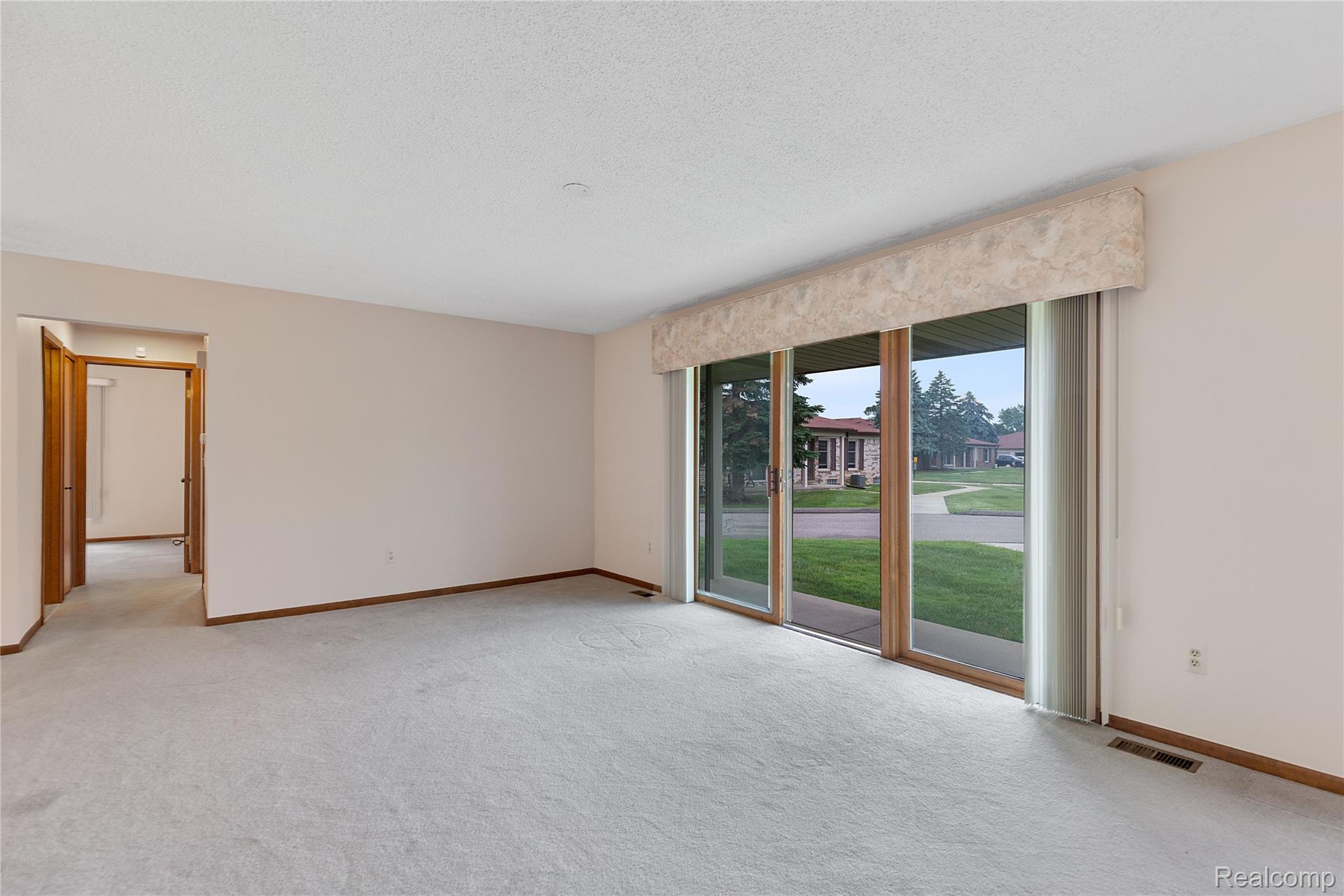 Shelby Charter Township, Michigan 48315, United States, 2 Bedrooms Bedrooms, ,2 BathroomsBathrooms,Residential,Pending,157912