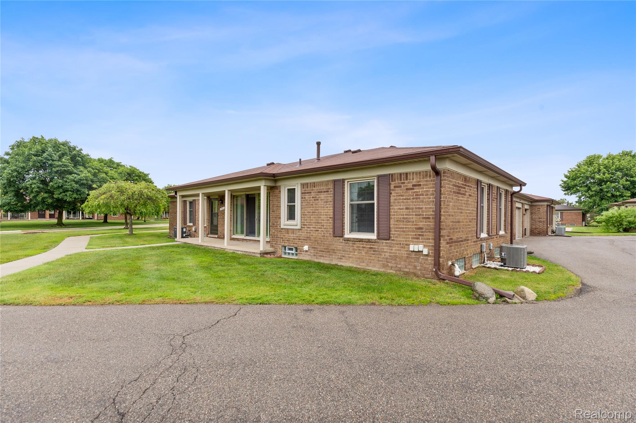 Shelby Charter Township, Michigan 48315, United States, 2 Bedrooms Bedrooms, ,2 BathroomsBathrooms,Residential,Pending,157912