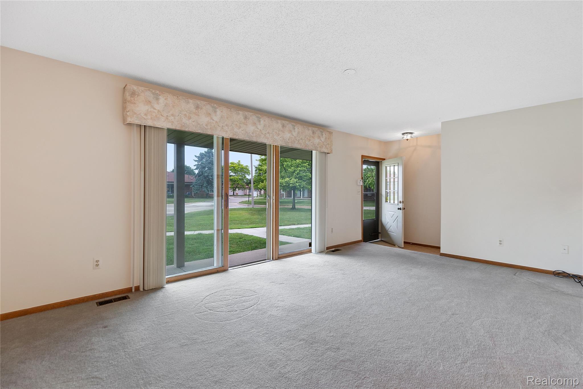 Shelby Charter Township, Michigan 48315, United States, 2 Bedrooms Bedrooms, ,2 BathroomsBathrooms,Residential,Pending,157912