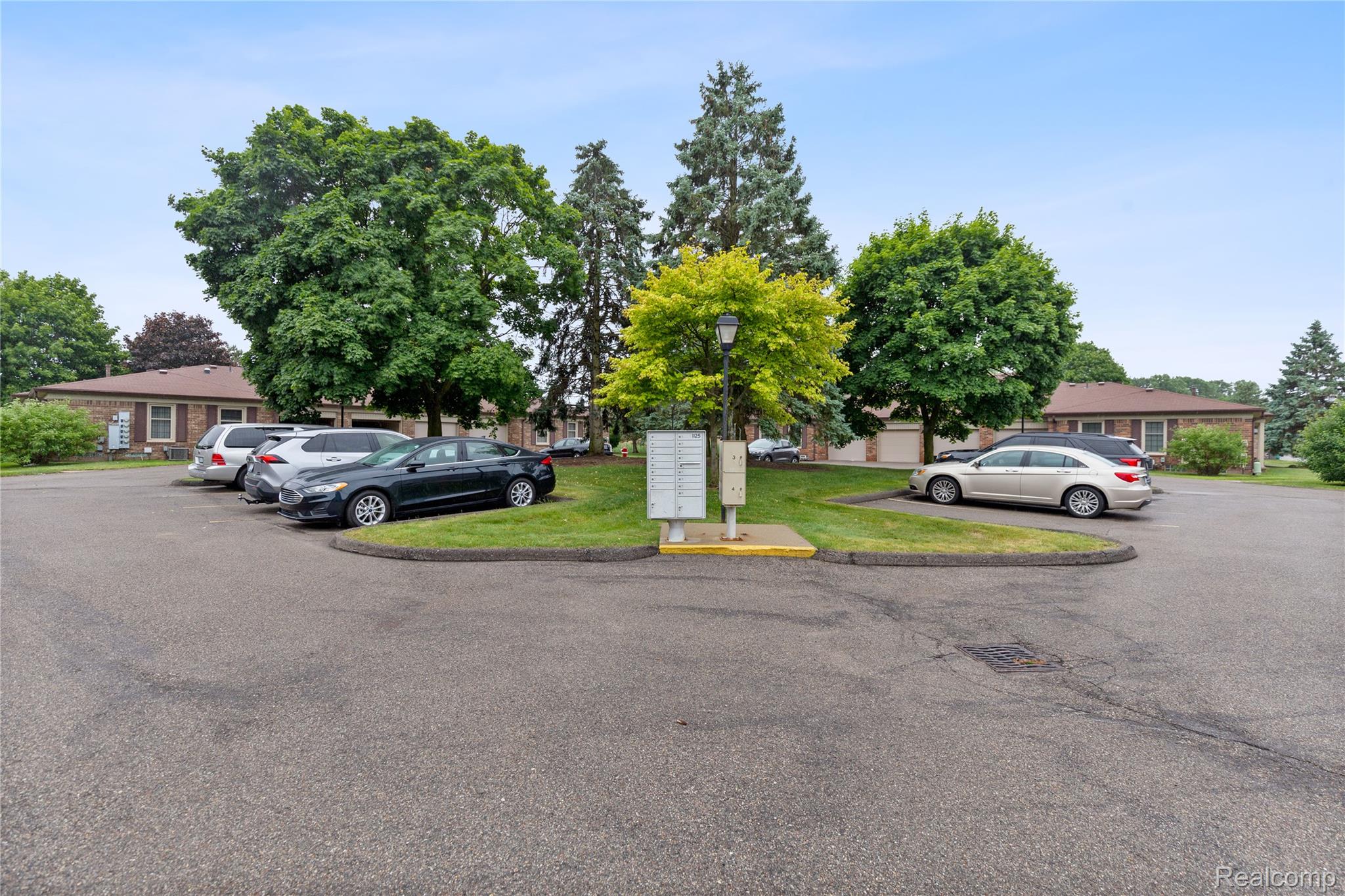 Shelby Charter Township, Michigan 48315, United States, 2 Bedrooms Bedrooms, ,2 BathroomsBathrooms,Residential,Pending,157912