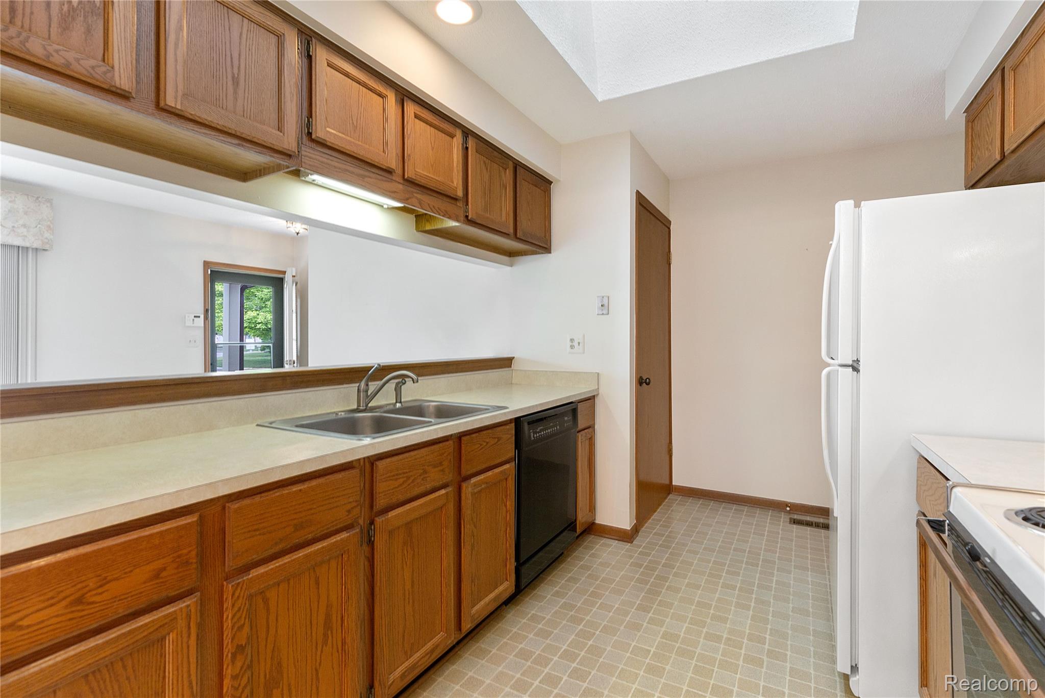 Shelby Charter Township, Michigan 48315, United States, 2 Bedrooms Bedrooms, ,2 BathroomsBathrooms,Residential,Pending,157912