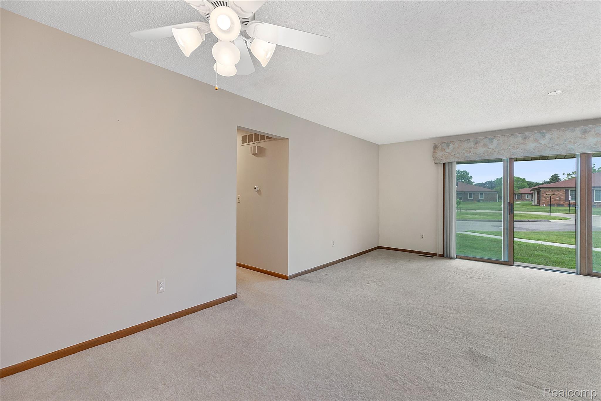 Shelby Charter Township, Michigan 48315, United States, 2 Bedrooms Bedrooms, ,2 BathroomsBathrooms,Residential,Pending,157912