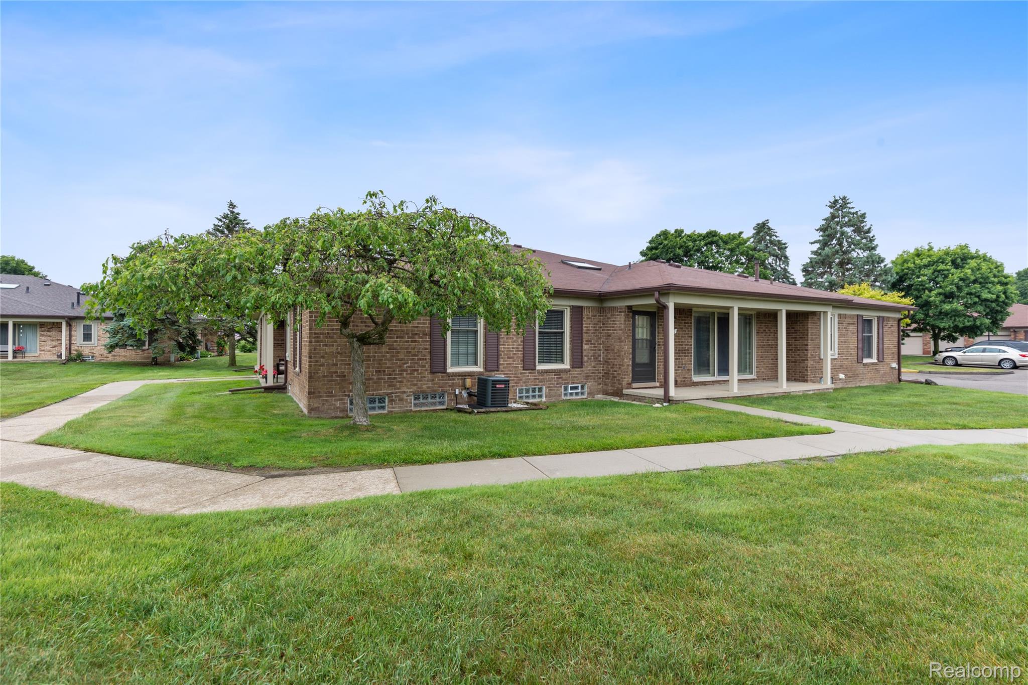 Shelby Charter Township, Michigan 48315, United States, 2 Bedrooms Bedrooms, ,2 BathroomsBathrooms,Residential,Pending,157912