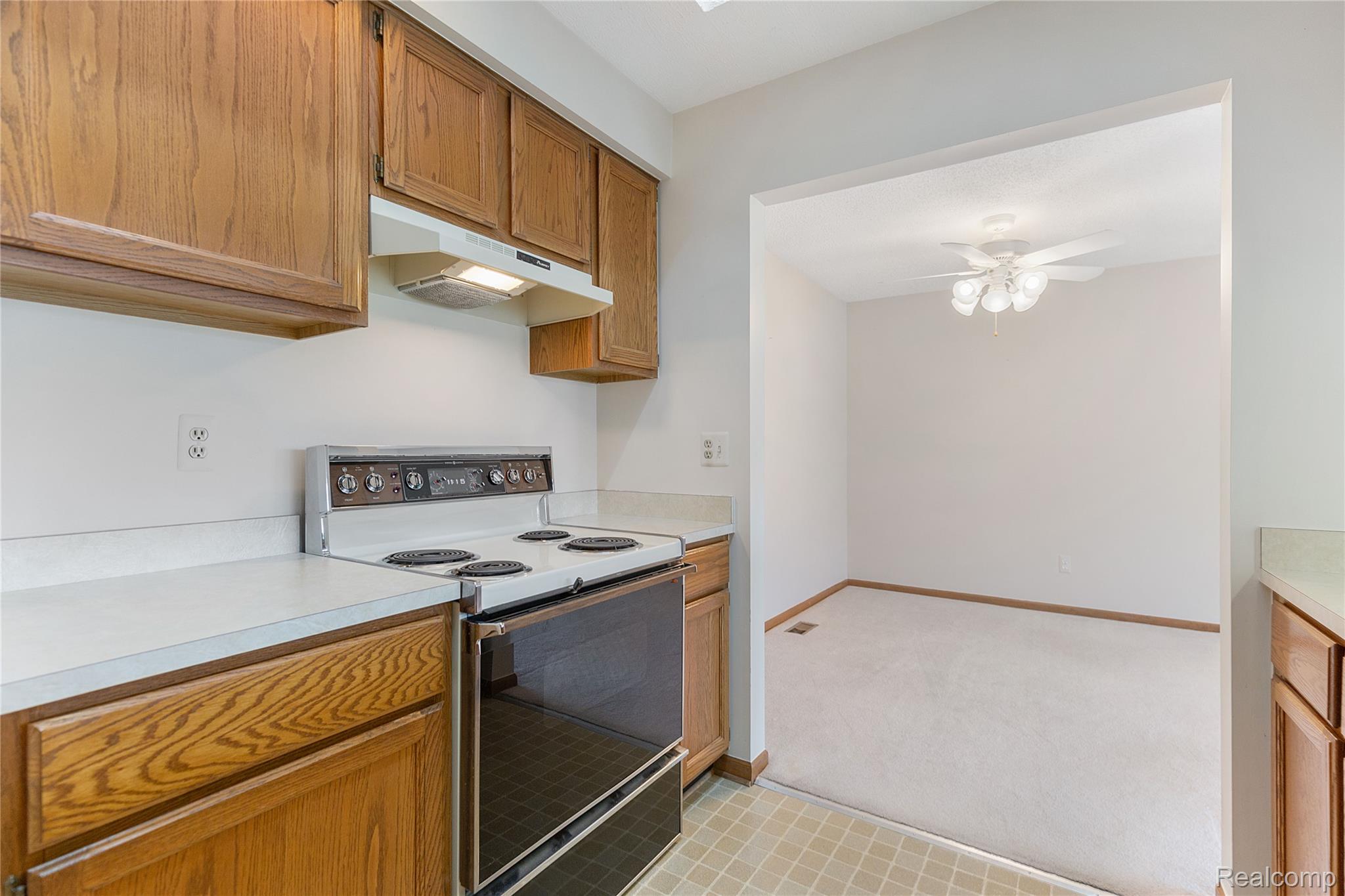 Shelby Charter Township, Michigan 48315, United States, 2 Bedrooms Bedrooms, ,2 BathroomsBathrooms,Residential,Pending,157912