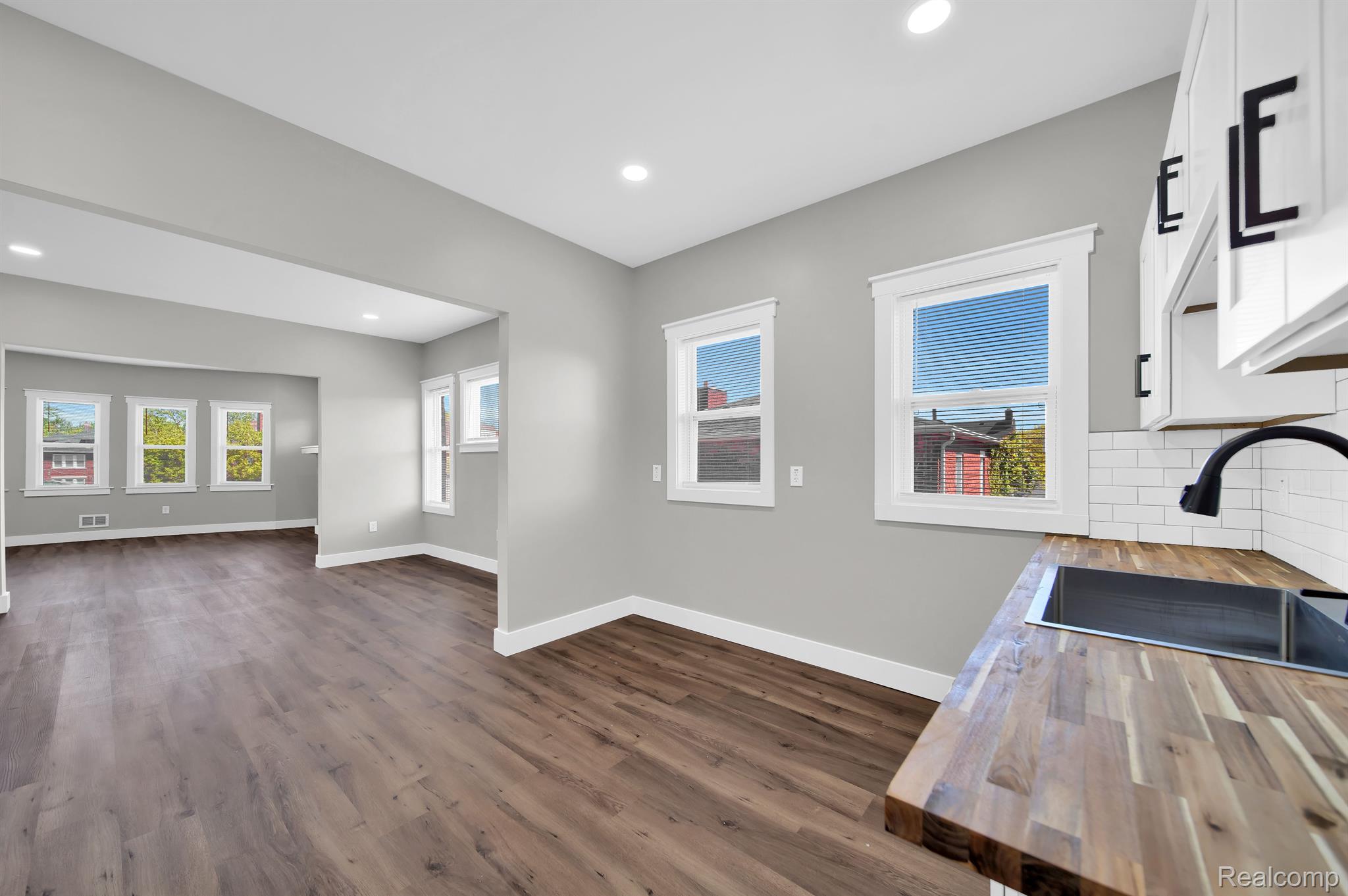 Detroit City, Michigan 48206, United States, 4 Bedrooms Bedrooms, ,2 BathroomsBathrooms,Residential,Active,181762