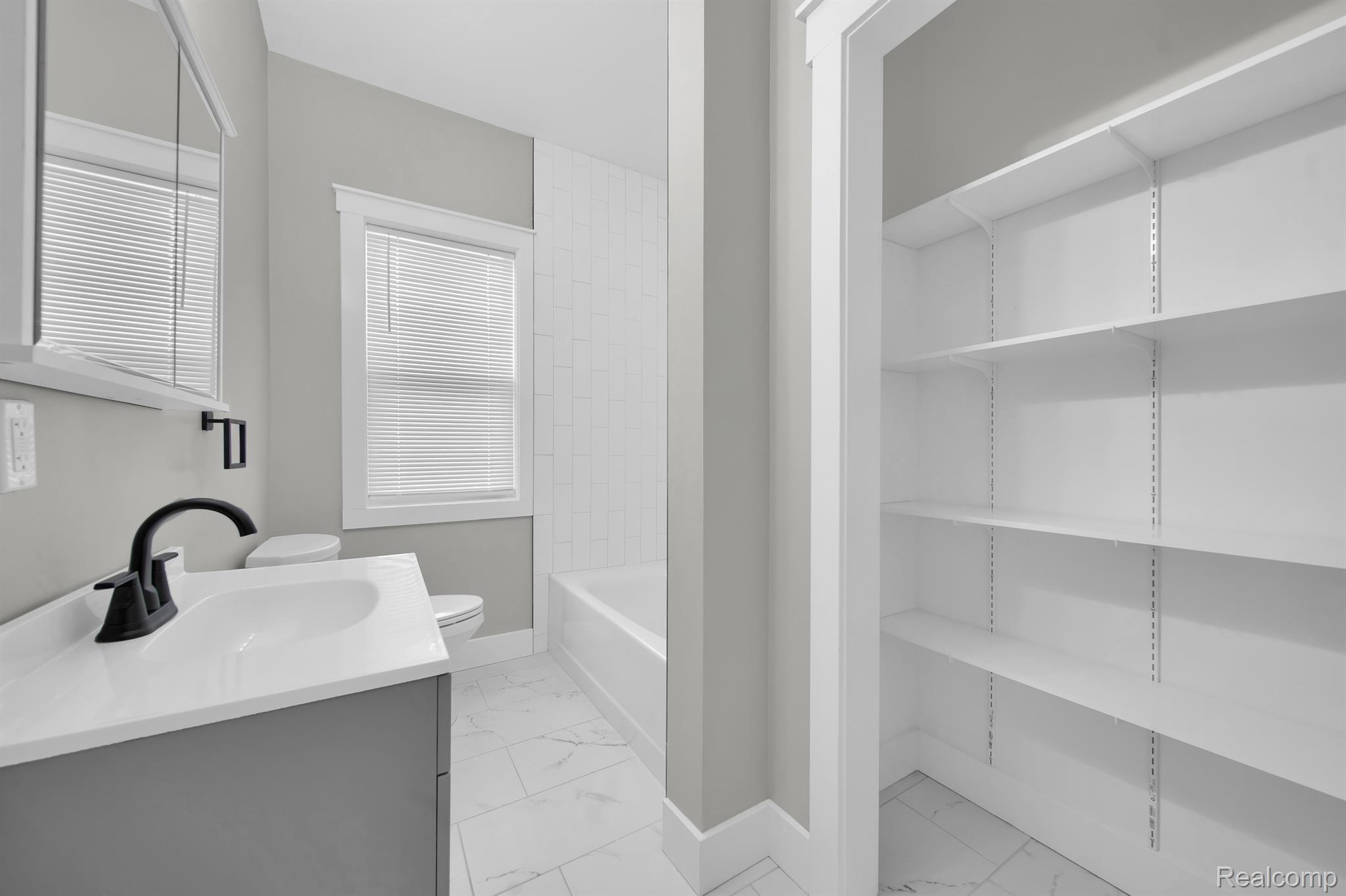 Detroit City, Michigan 48206, United States, 4 Bedrooms Bedrooms, ,2 BathroomsBathrooms,Residential,Active,181762