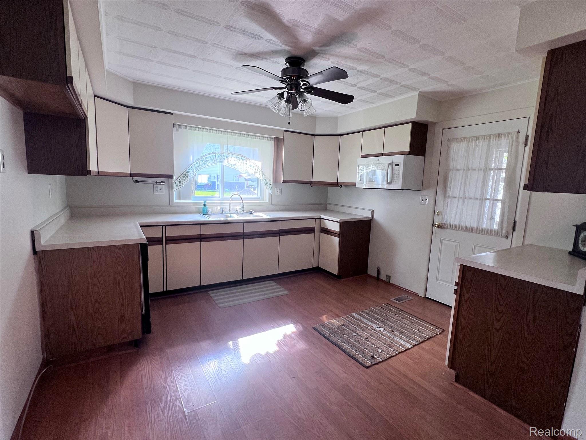 5505 Sunwood Drive