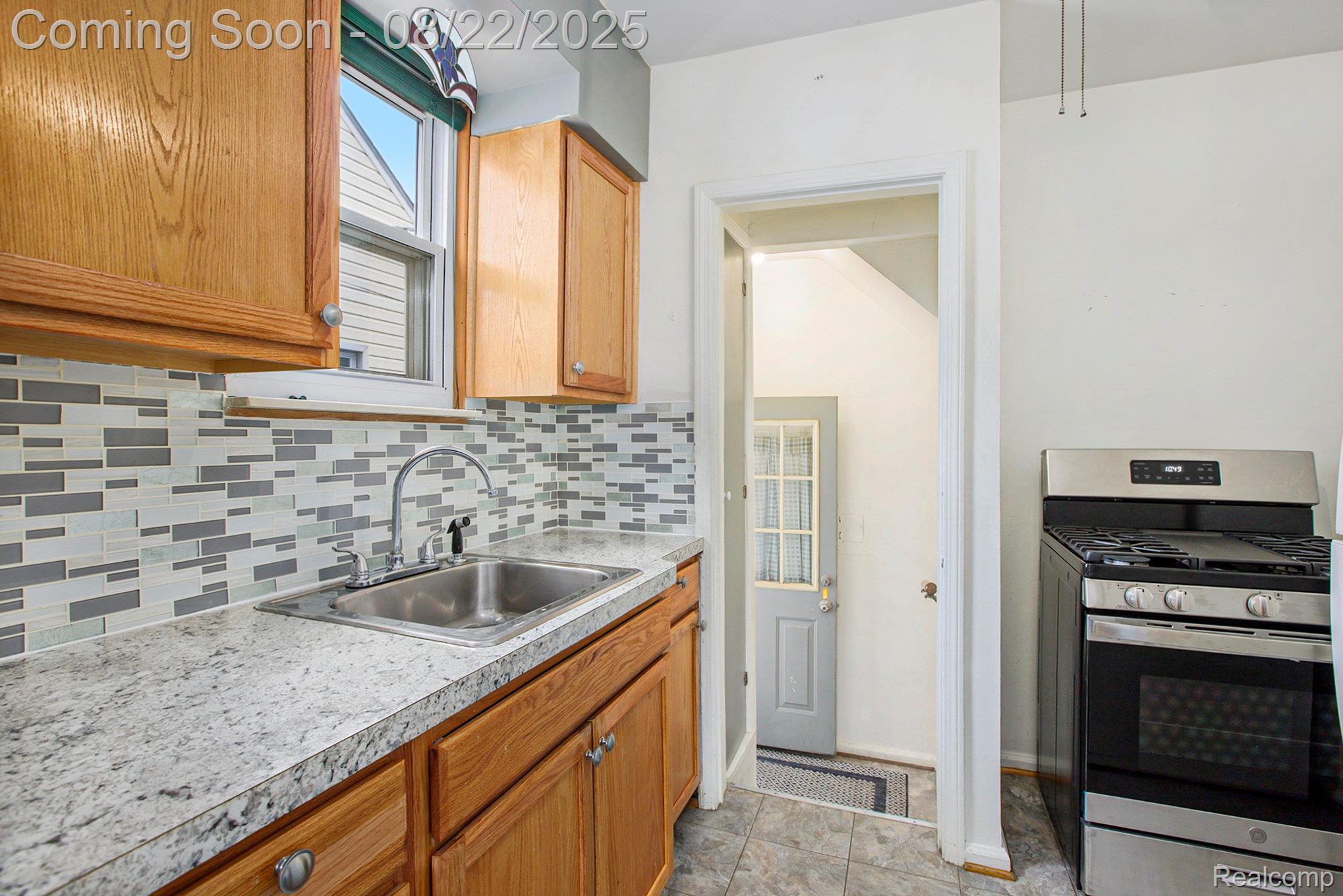 Lincoln Park City, Michigan 48146, United States, 3 Bedrooms Bedrooms, ,1 BathroomBathrooms,Residential,Pending,195379