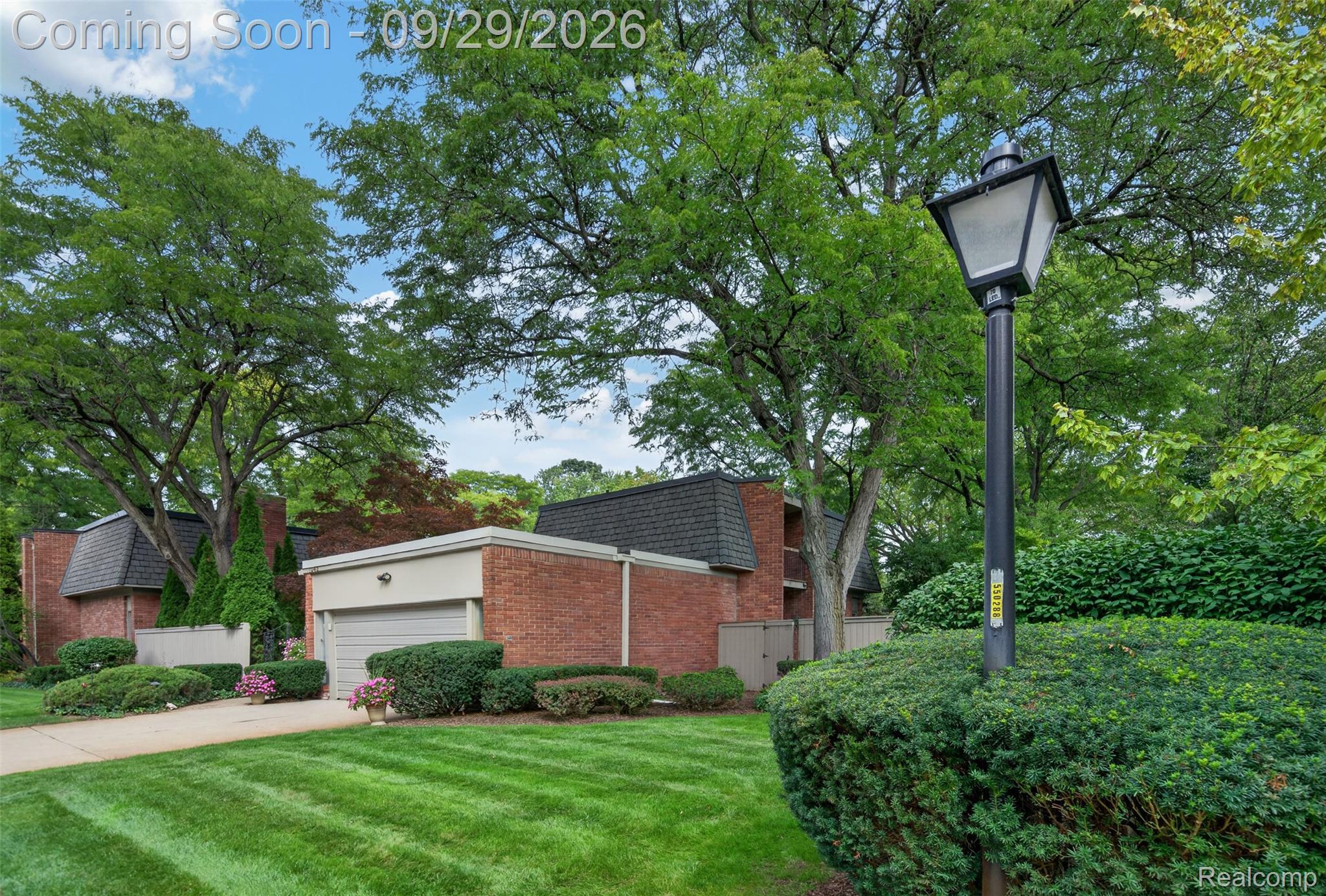 1043 Stratford Lane