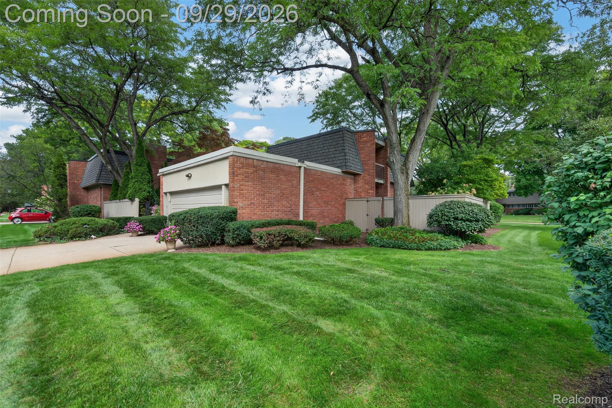 1043 Stratford Lane