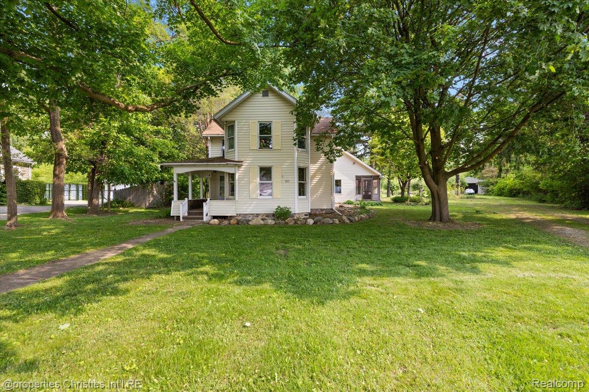 157 E Elmwood