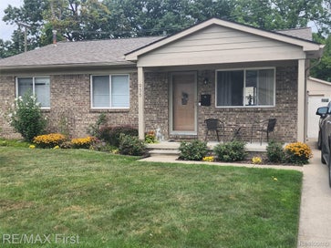 935 E Gardenia Avenue Madison Heights City MI 48071