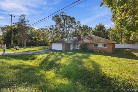 Tiny photo for 2336 Maple Road, Grand Blanc Charter Township, MI 48507 (MLS # 20261085269)