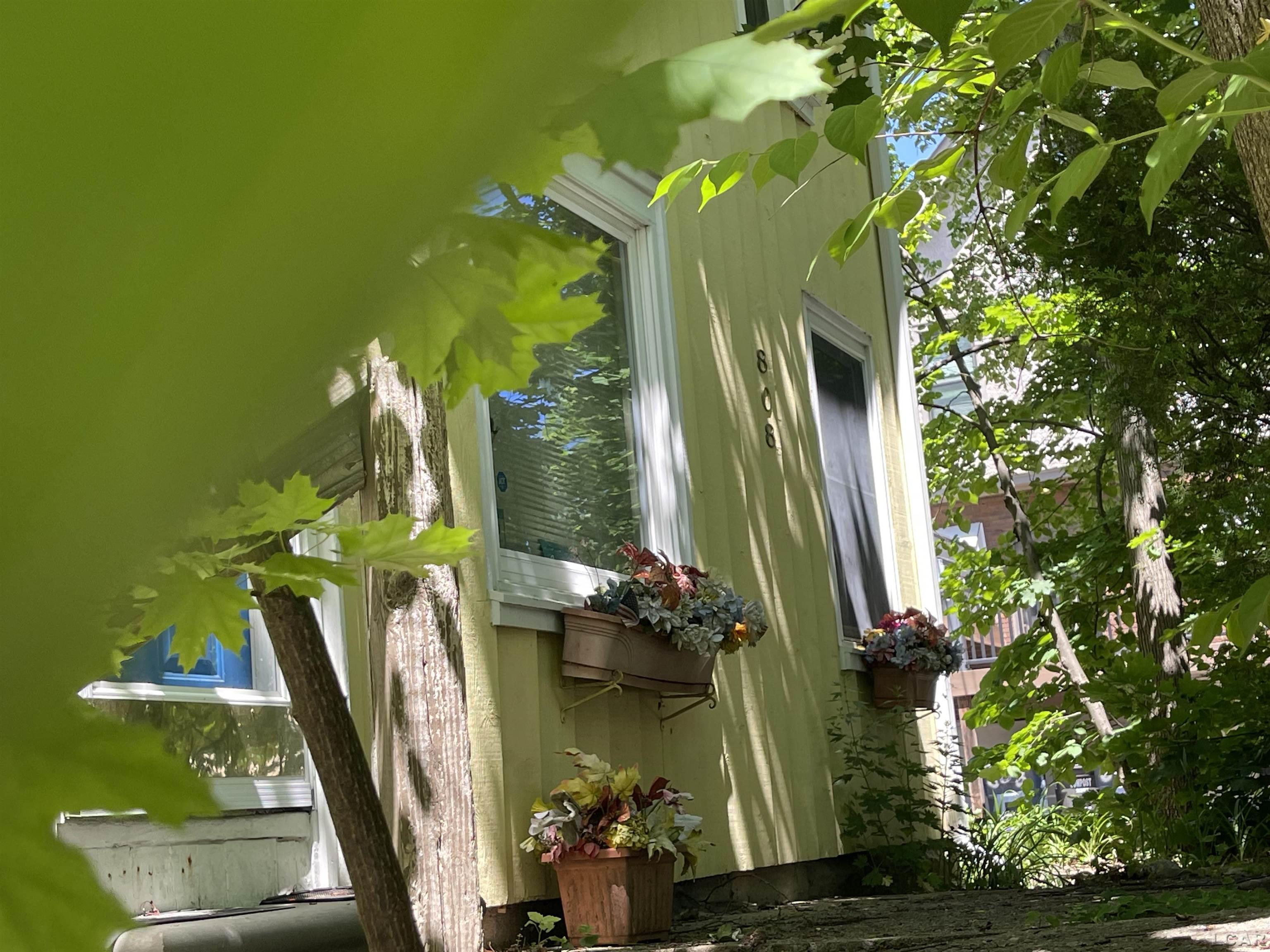 808 Mary Street