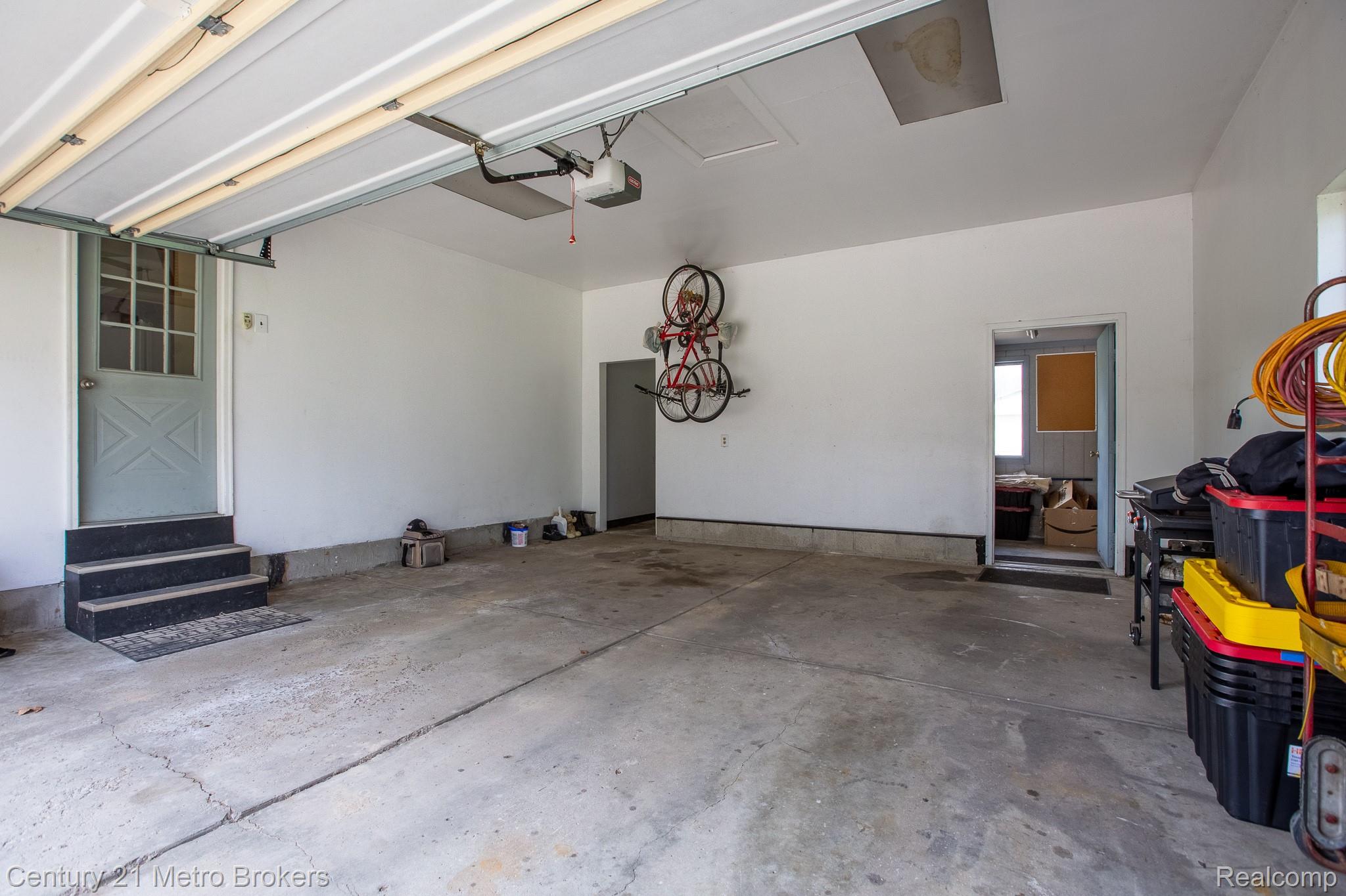6043 N Gale Road