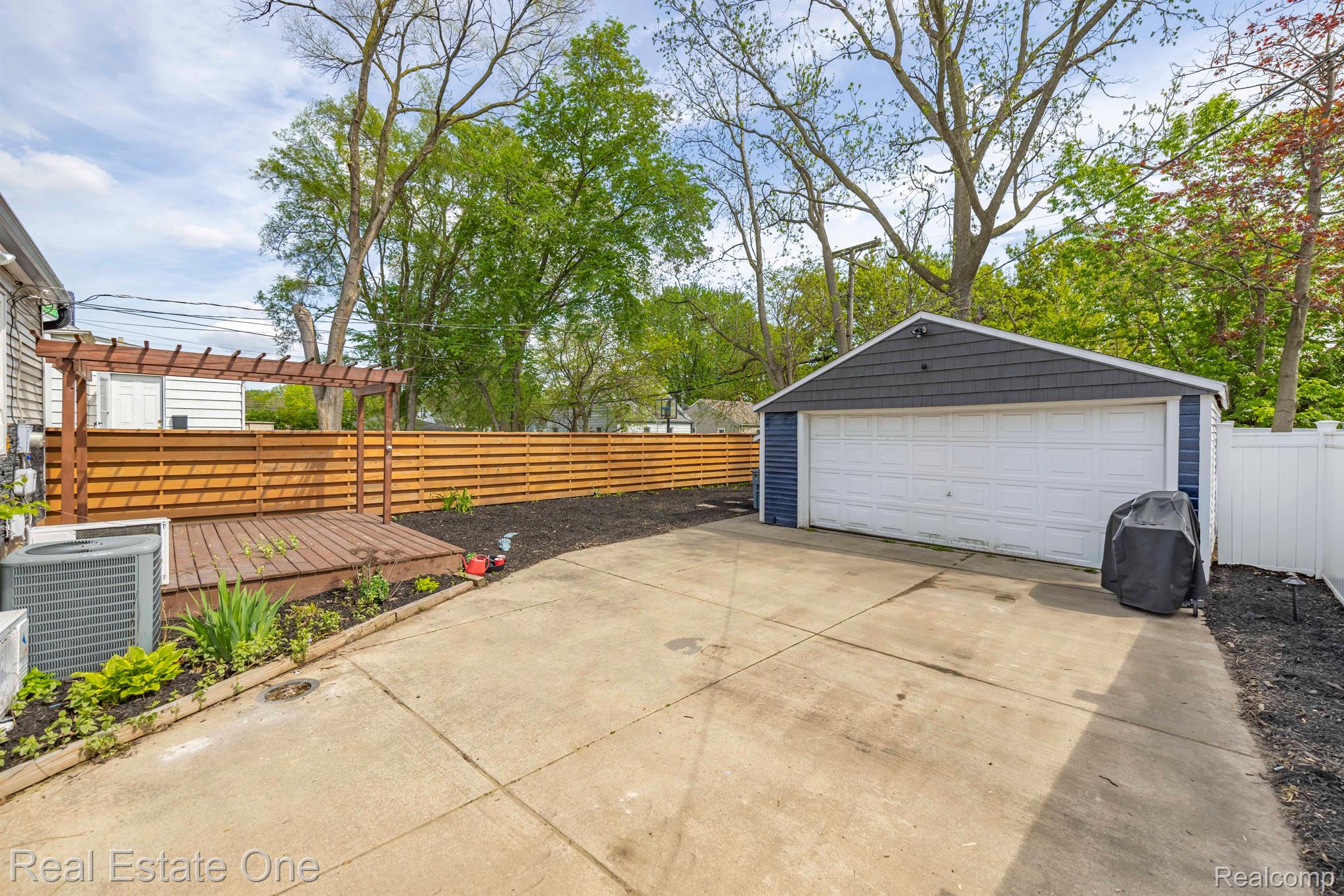 1418 E 10 MILE Road