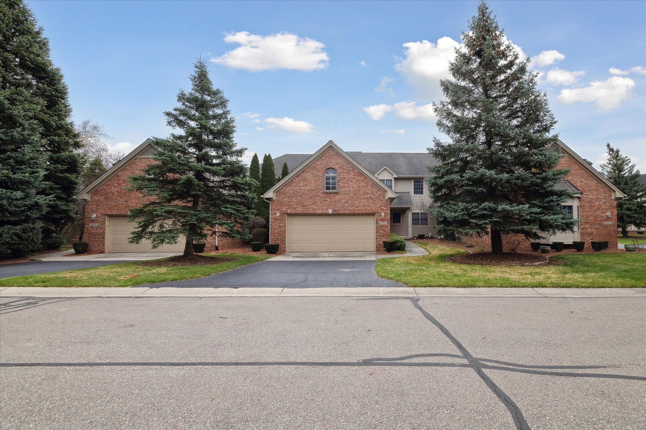 8015 WOODSTONE Drive