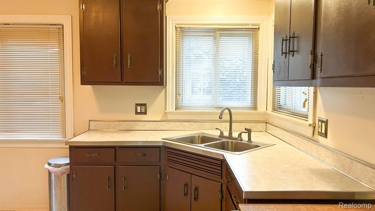 21810 Stratford Street W