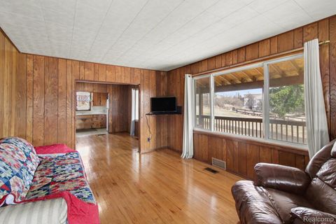 Tiny photo for 660 W Walton Boulevard, Pontiac City, MI 48340 (MLS # 20261015567)