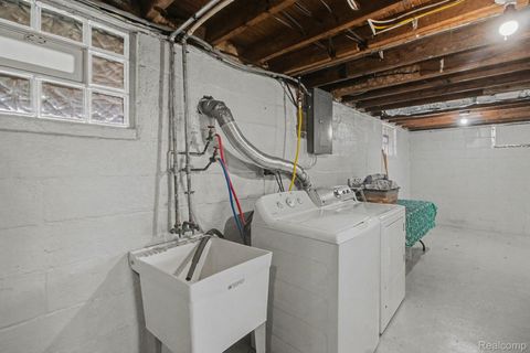 Tiny photo for 660 W Walton Boulevard, Pontiac City, MI 48340 (MLS # 20261015567)