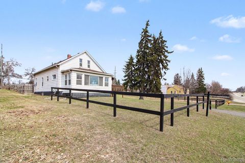 Tiny photo for 660 W Walton Boulevard, Pontiac City, MI 48340 (MLS # 20261015567)