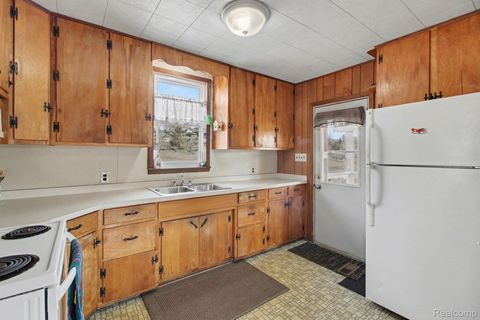 Tiny photo for 660 W Walton Boulevard, Pontiac City, MI 48340 (MLS # 20261015567)