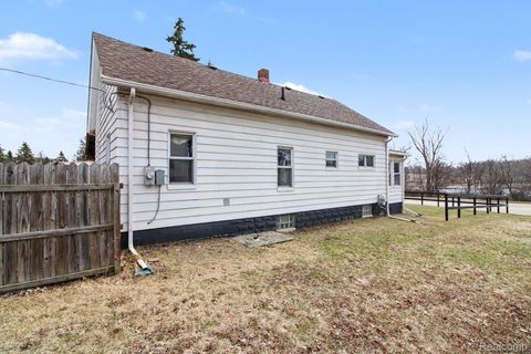 Tiny photo for 660 W Walton Boulevard, Pontiac City, MI 48340 (MLS # 20261015567)