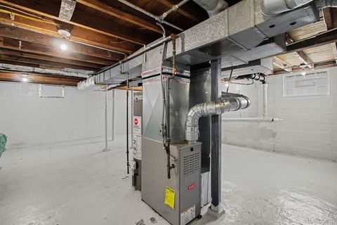 Tiny photo for 660 W Walton Boulevard, Pontiac City, MI 48340 (MLS # 20261015567)