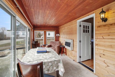 Tiny photo for 660 W Walton Boulevard, Pontiac City, MI 48340 (MLS # 20261015567)