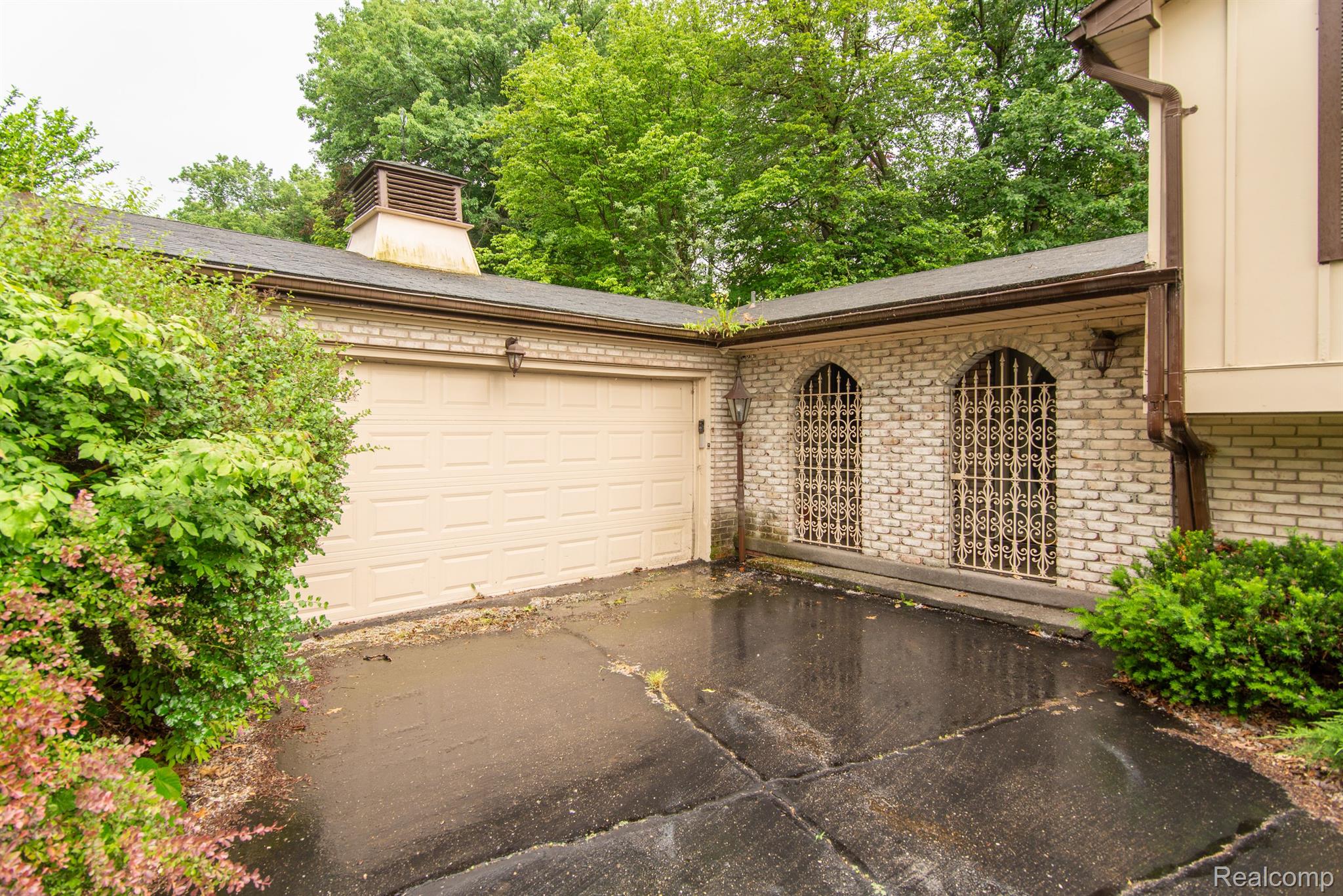 2618 PINETREE Drive