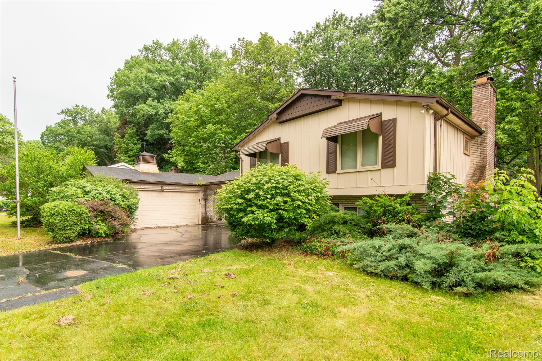 2618 PINETREE Drive
