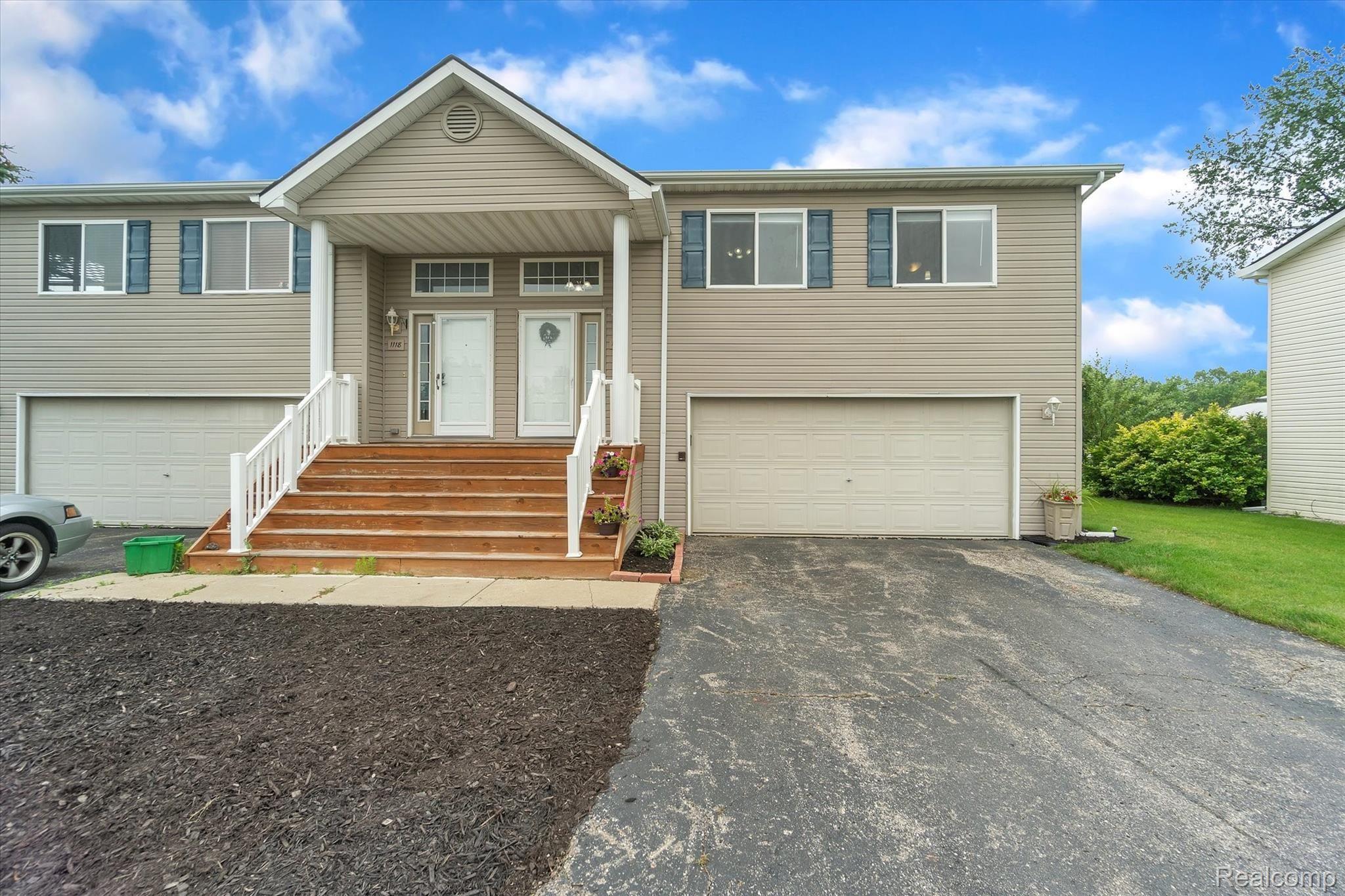 1116 LAKEVIEW Circle
