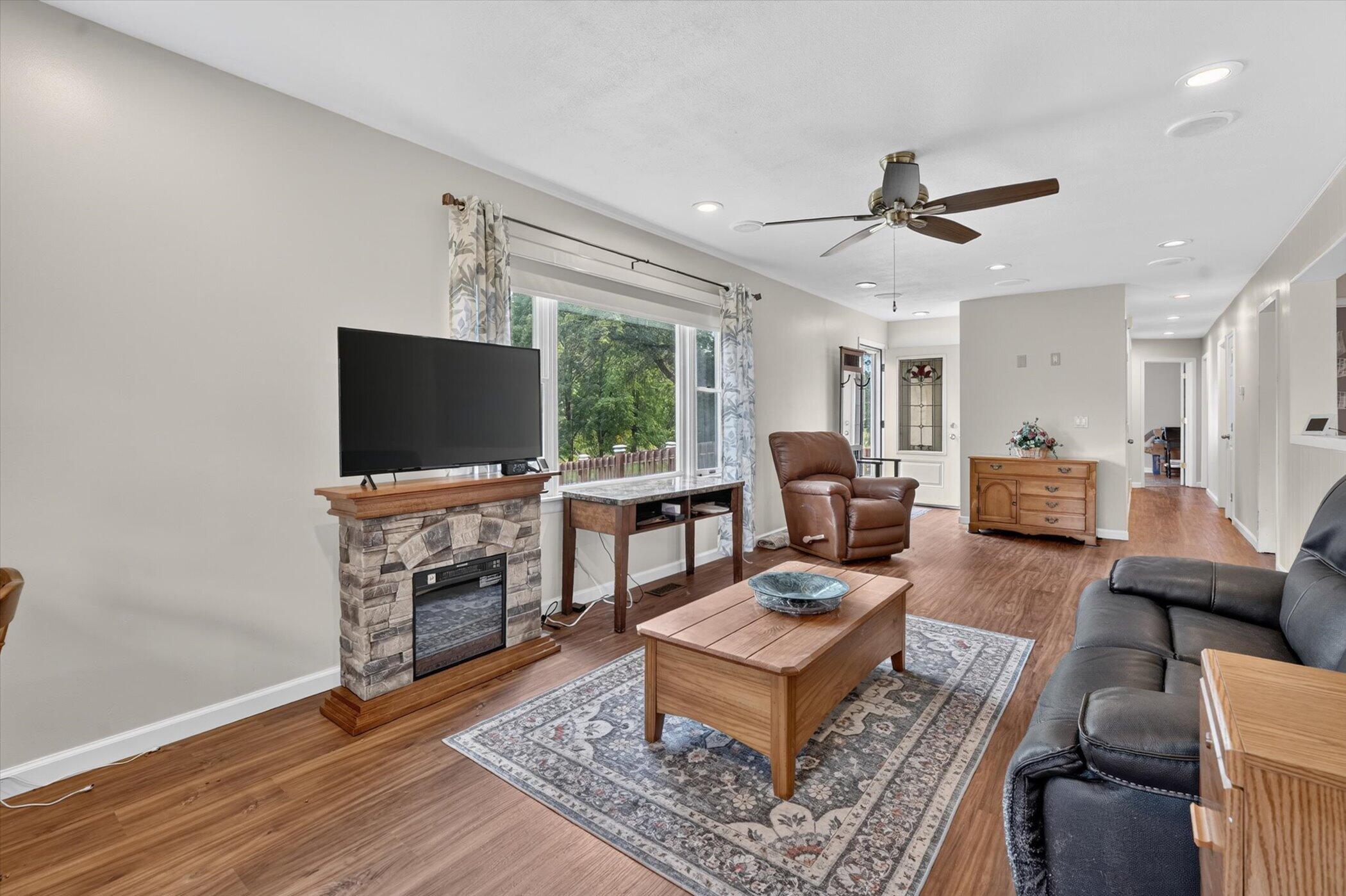 15601 Devonshire
