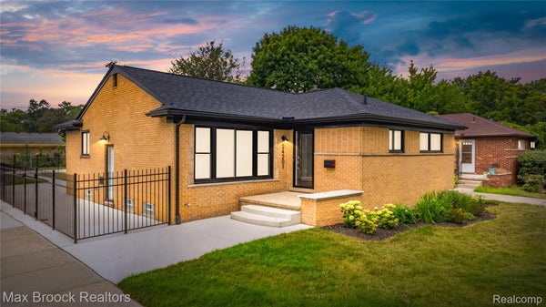 24201 ONEIDA ST, OAK PARK, MI 48237 - Image cbcc0957b7da9bf10dae0b9dbd58a938/3914189810