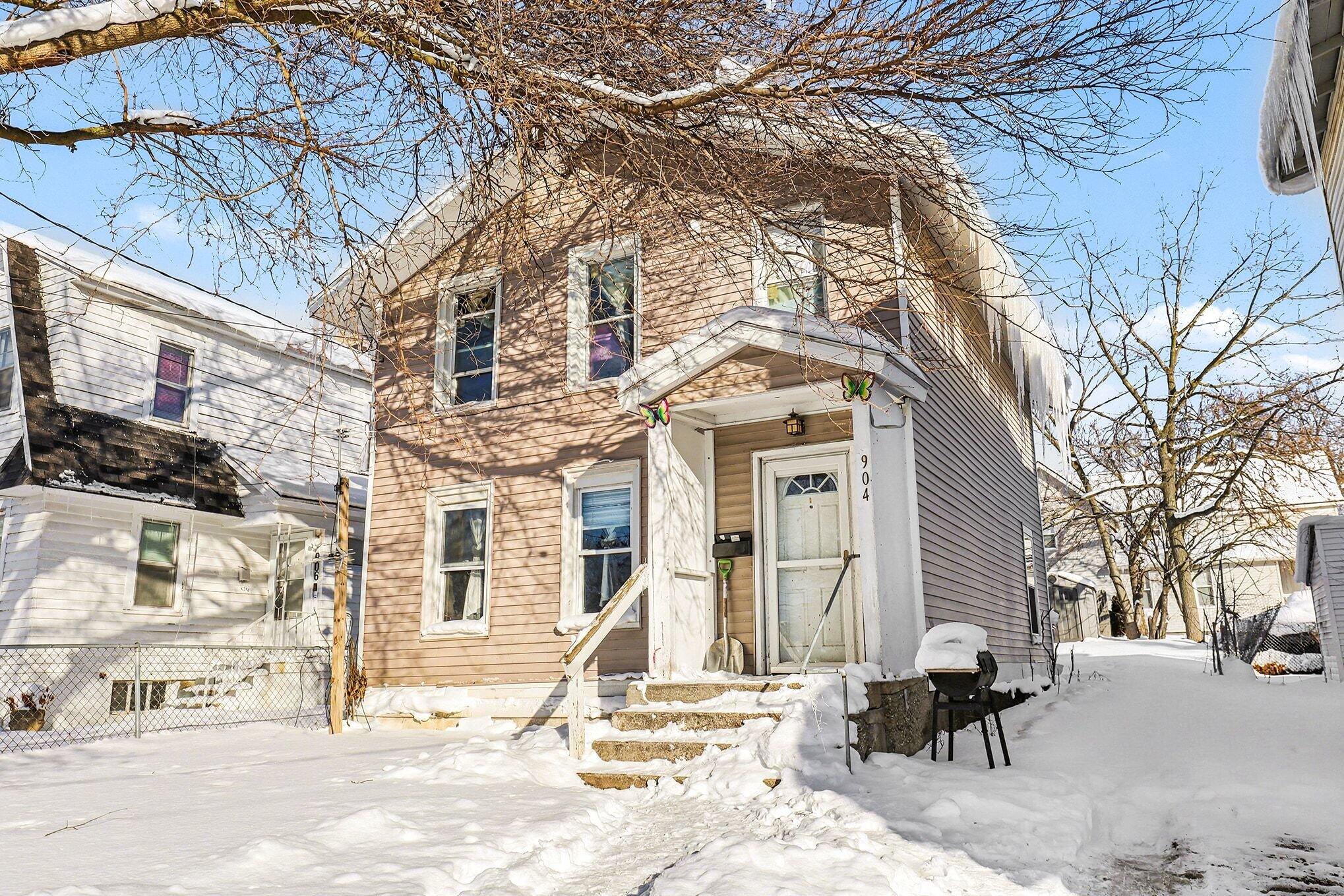 904 College Avenue NE