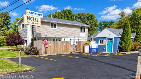 Photo for 6997 Lakeshore Road