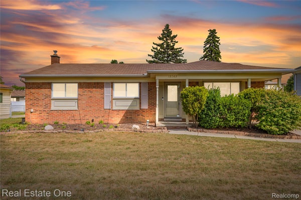 15063 ANNAPOLIS DR, STERLING HEIGHTS, MI 48313 - Image cbef6d9577a5988f334cd84cee5fffb7/2436857401