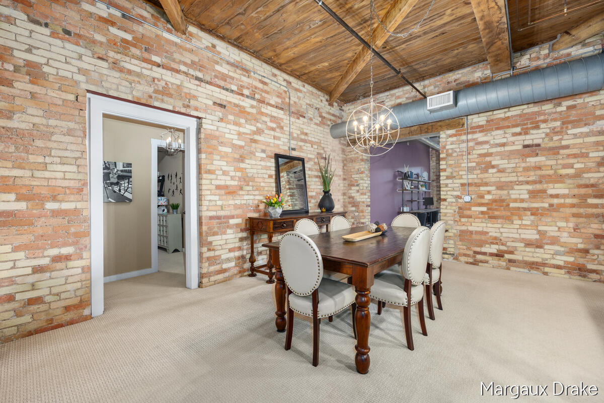 940 Monroe Avenue NW 552
