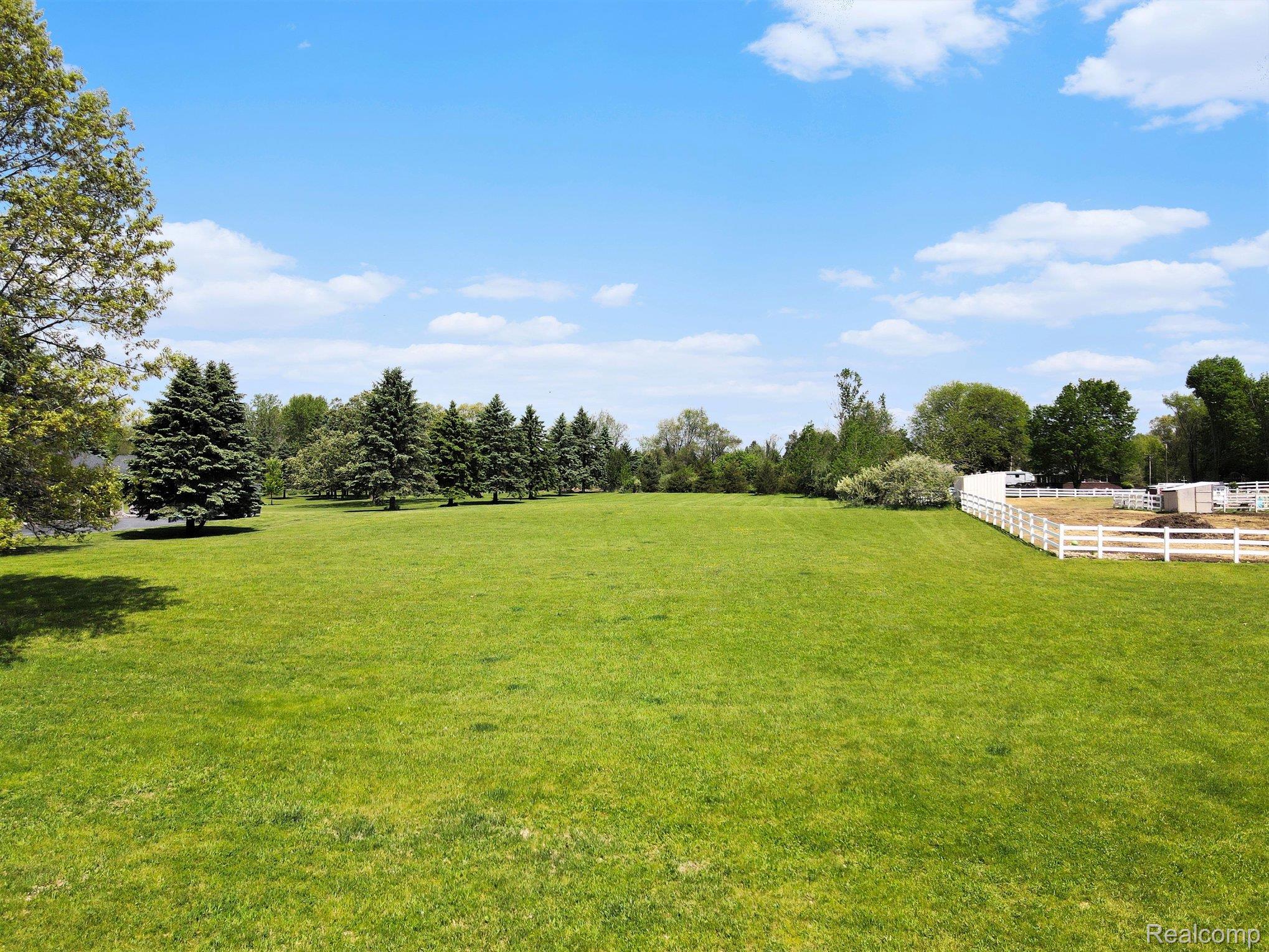 2352 Meadowood Lane
