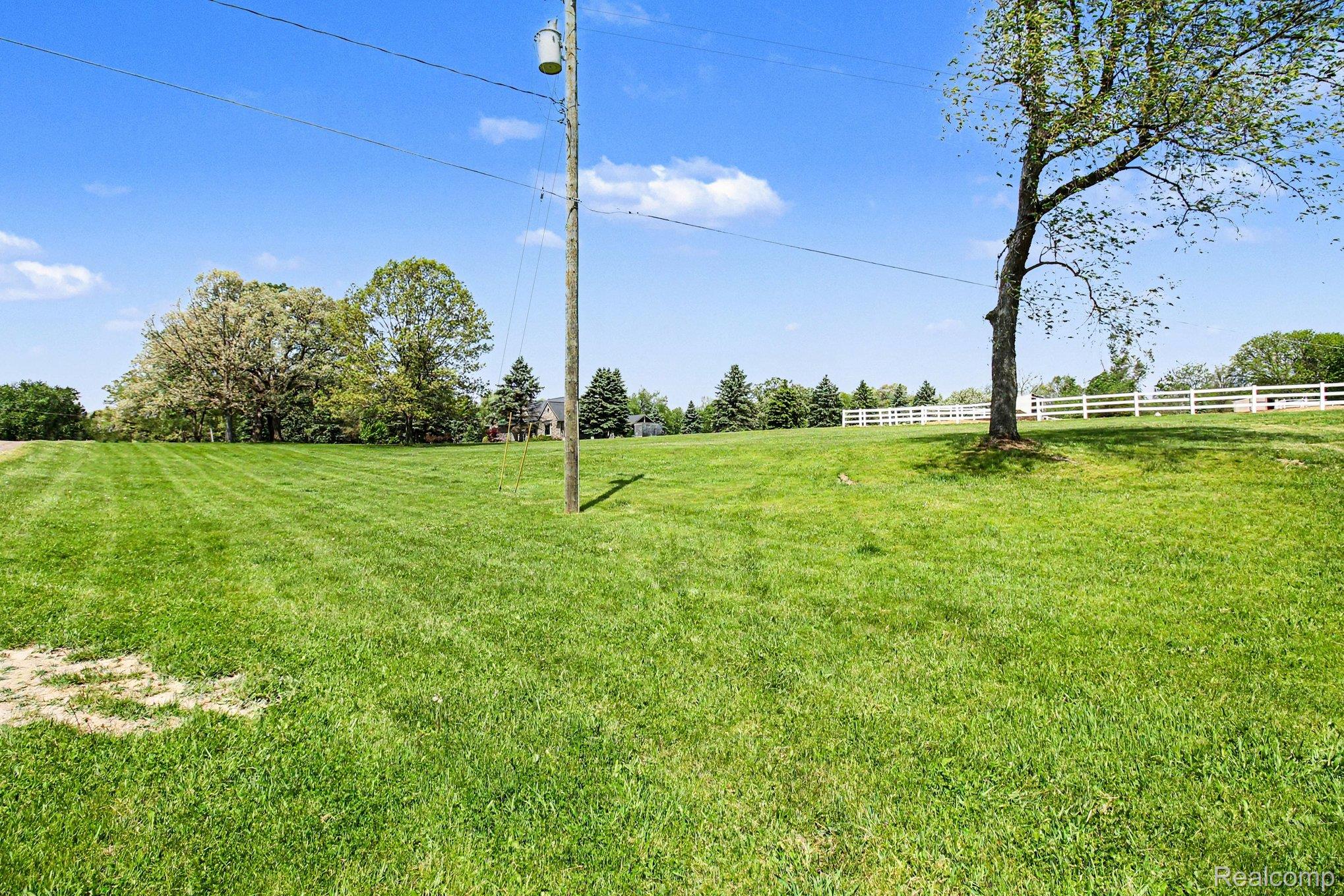 2352 Meadowood Lane