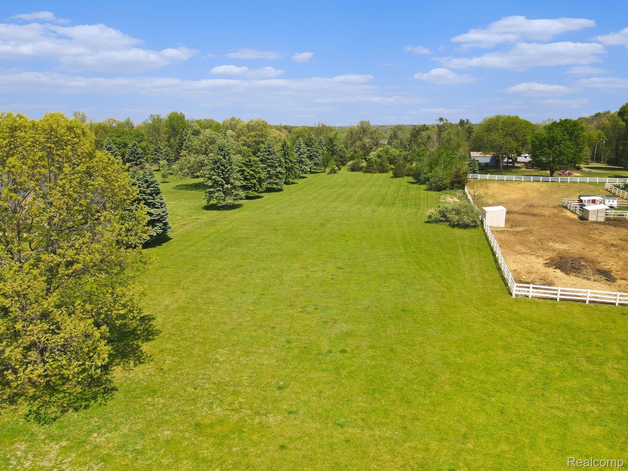 2352 Meadowood Lane