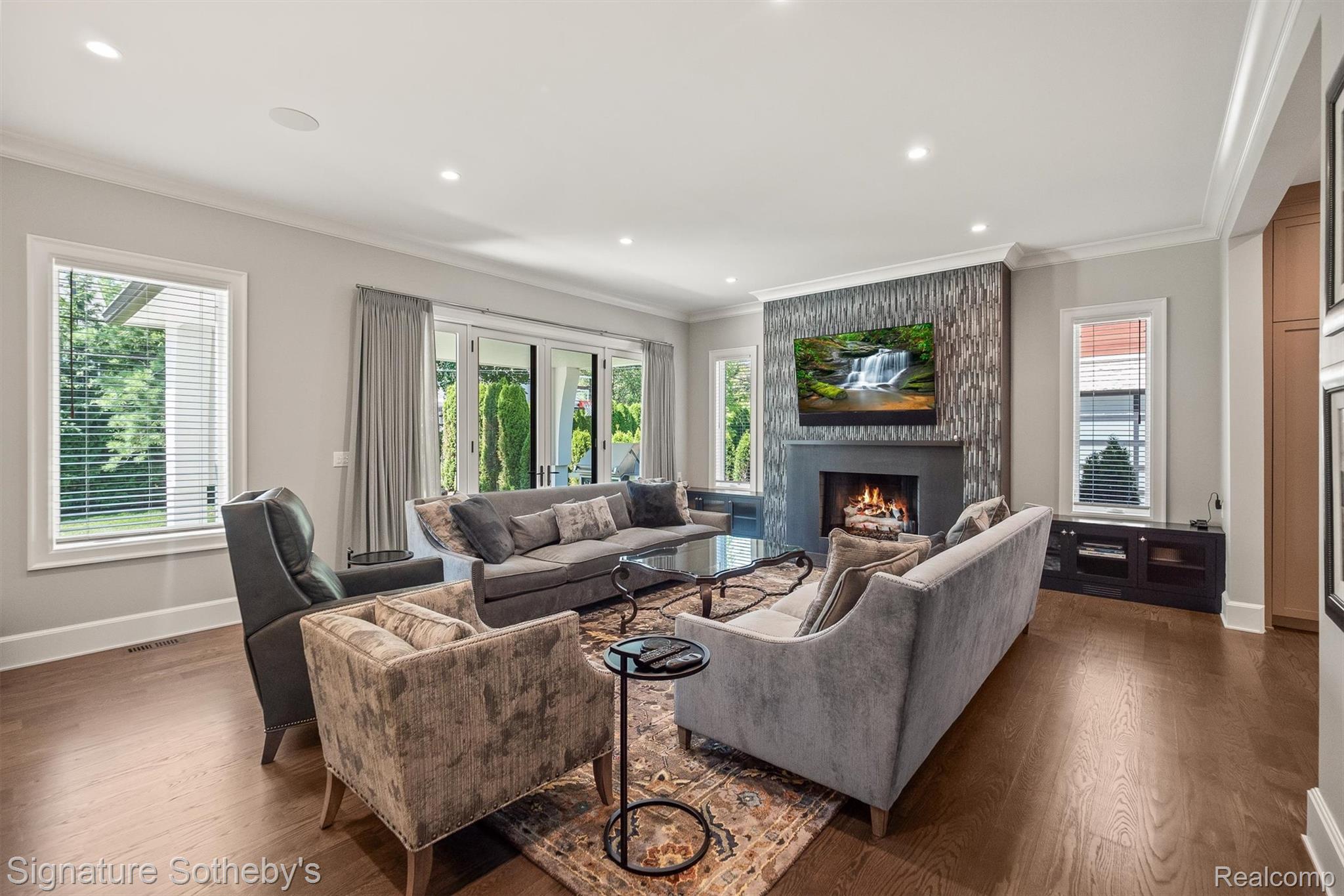 1295 Lakeside Drive