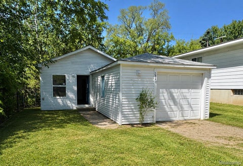 Photo of 2840 Oldsmobile Avenue, Waterford Charter Township, MI 48328 (MLS # 20261040300)